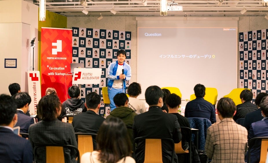 スタートアップと投資家向けに講演するhackjpn CEOの戸村