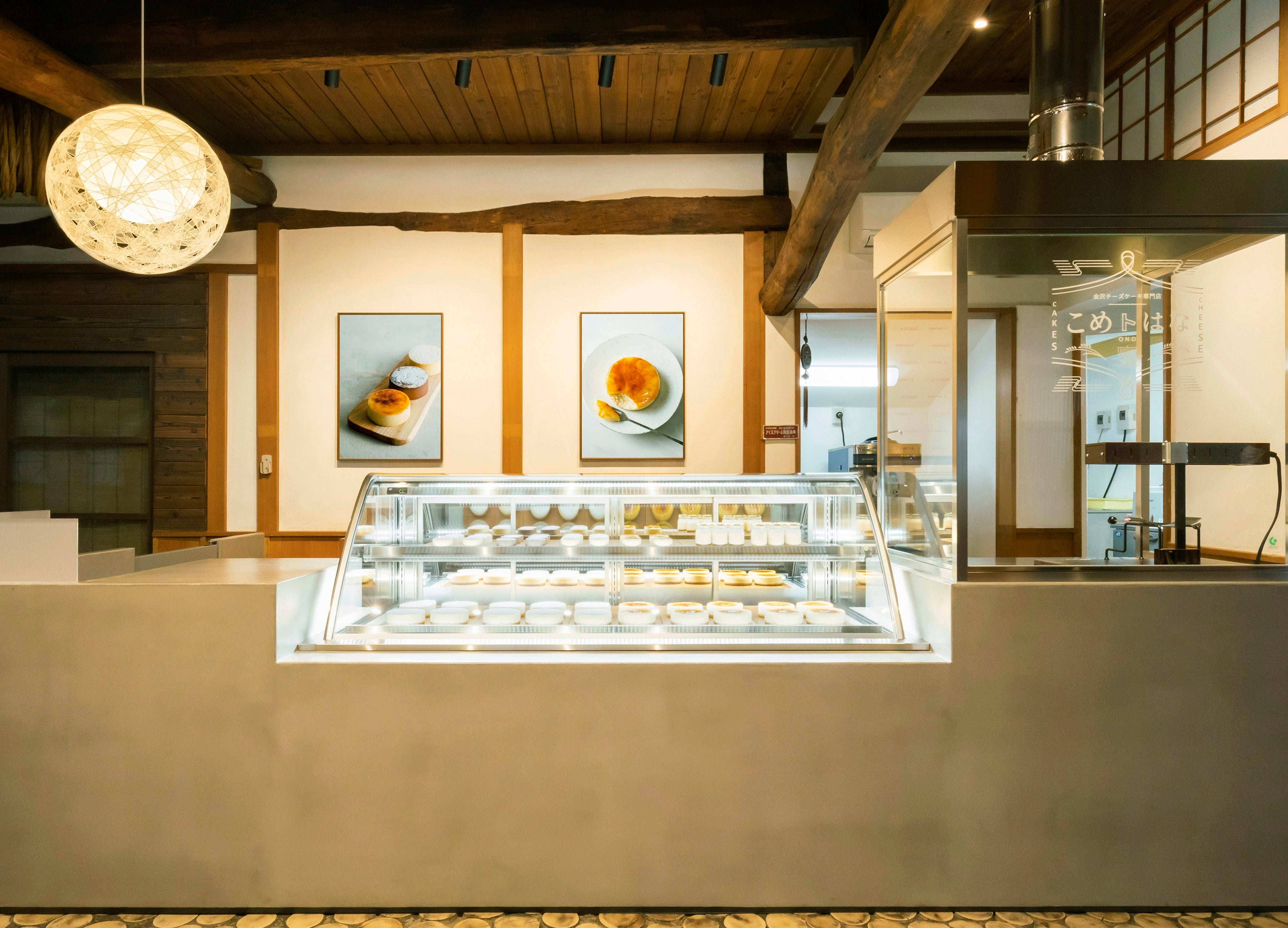 目の前でキャラメリゼして仕上げるブースを備えたシンプルなカウンター