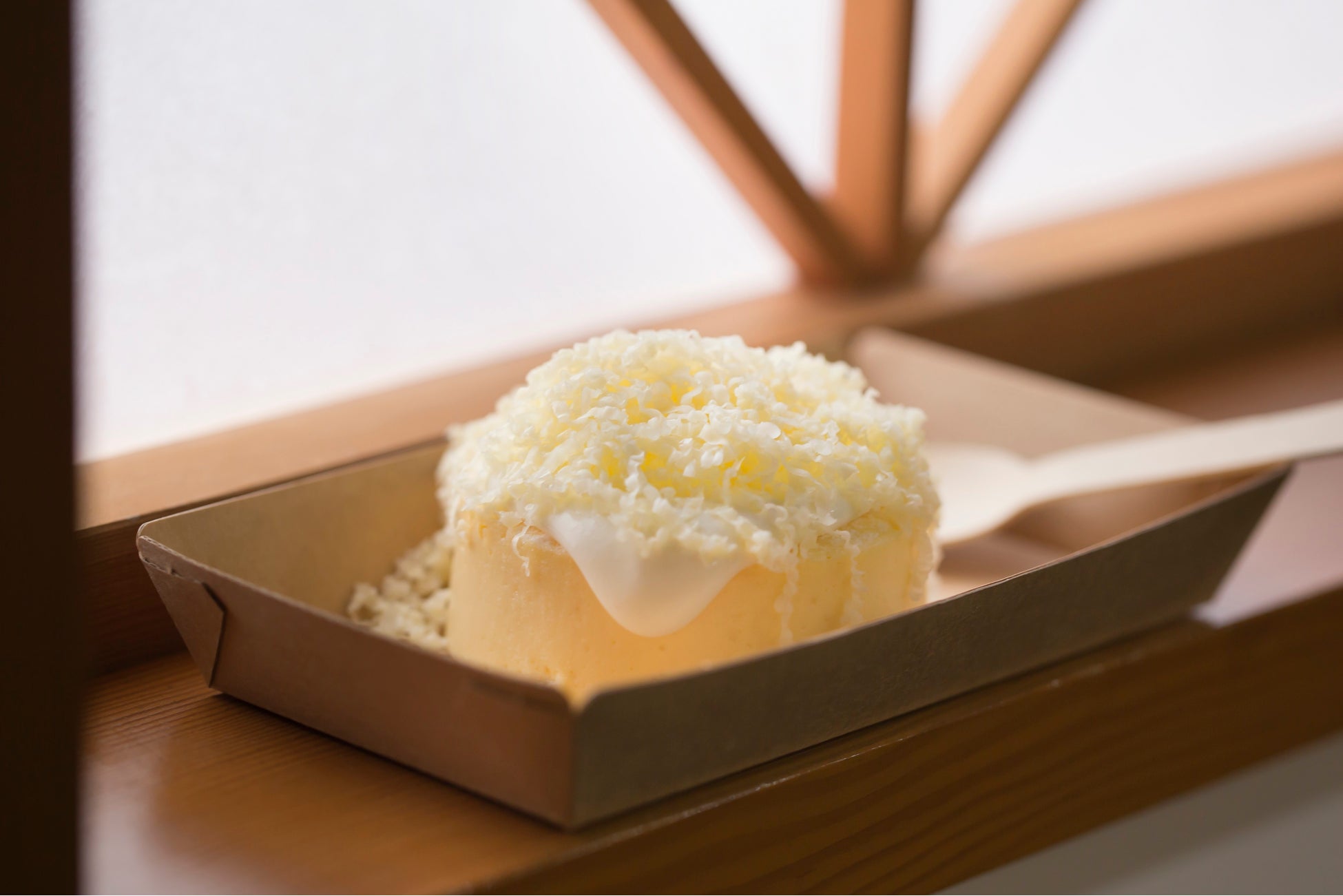 ふわとろフロマージュには、ラクレットチーズをふんだんにかけて仕上げます