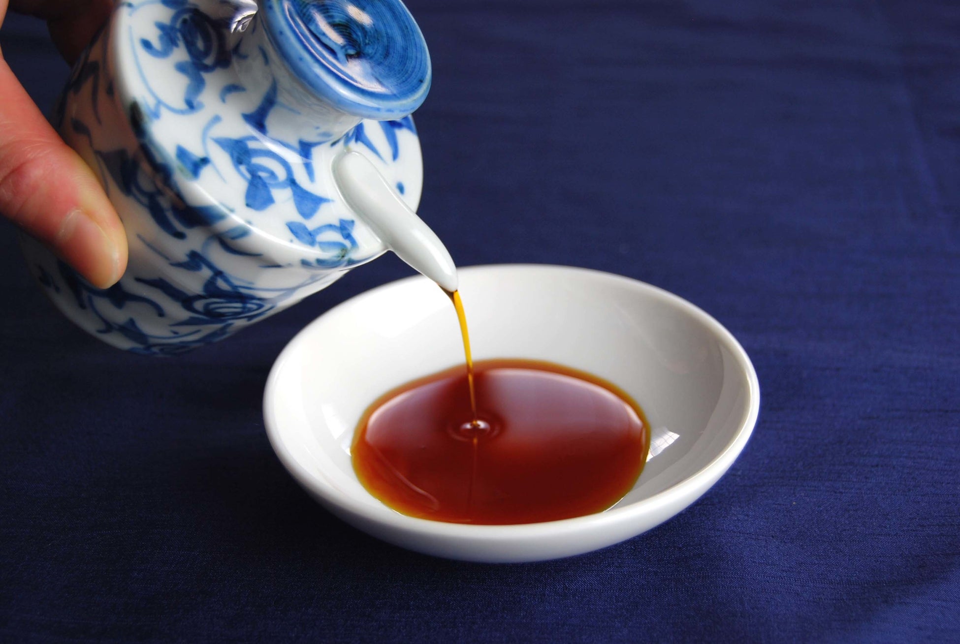 香る生醤油 ひしほを小皿に注ぐと、よく熟成を重ねた風味が、ふんわり甘く鼻腔に抜ける