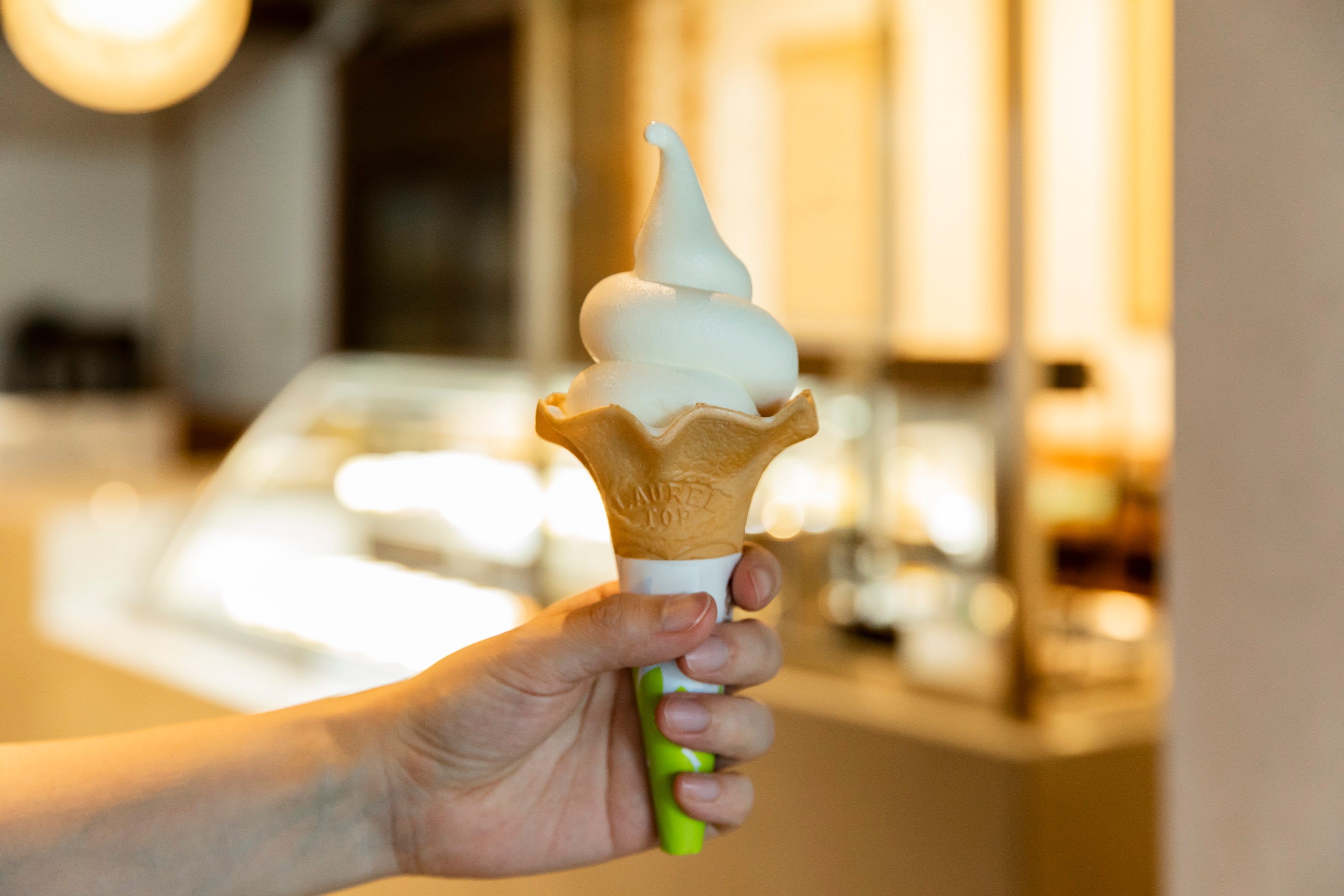 店舗限定で提供するチーズソフトは、チーズが香りさっぱりした後味