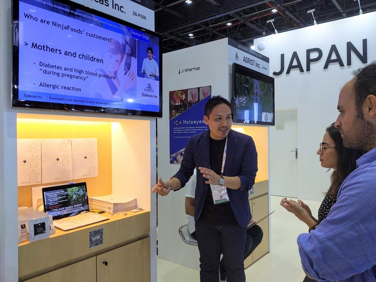 アラブ首長国連邦ドバイで開催された展示会GITEXで説明する当社代表・寄玉（2022年10月）