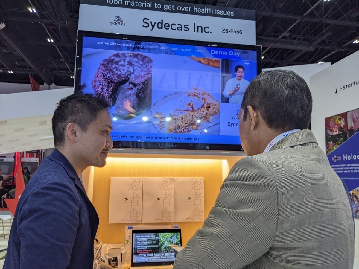 海外ゲストに事業や製品を紹介する当社代表・寄玉（2022年アラブ首長国連邦ドバイにて）