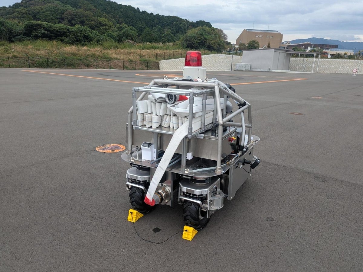消防隊員が入れない火災現場へ テムザック、遠隔操作で走行・放水する「小型無人走行放水ロボット」(Prototype)を開発