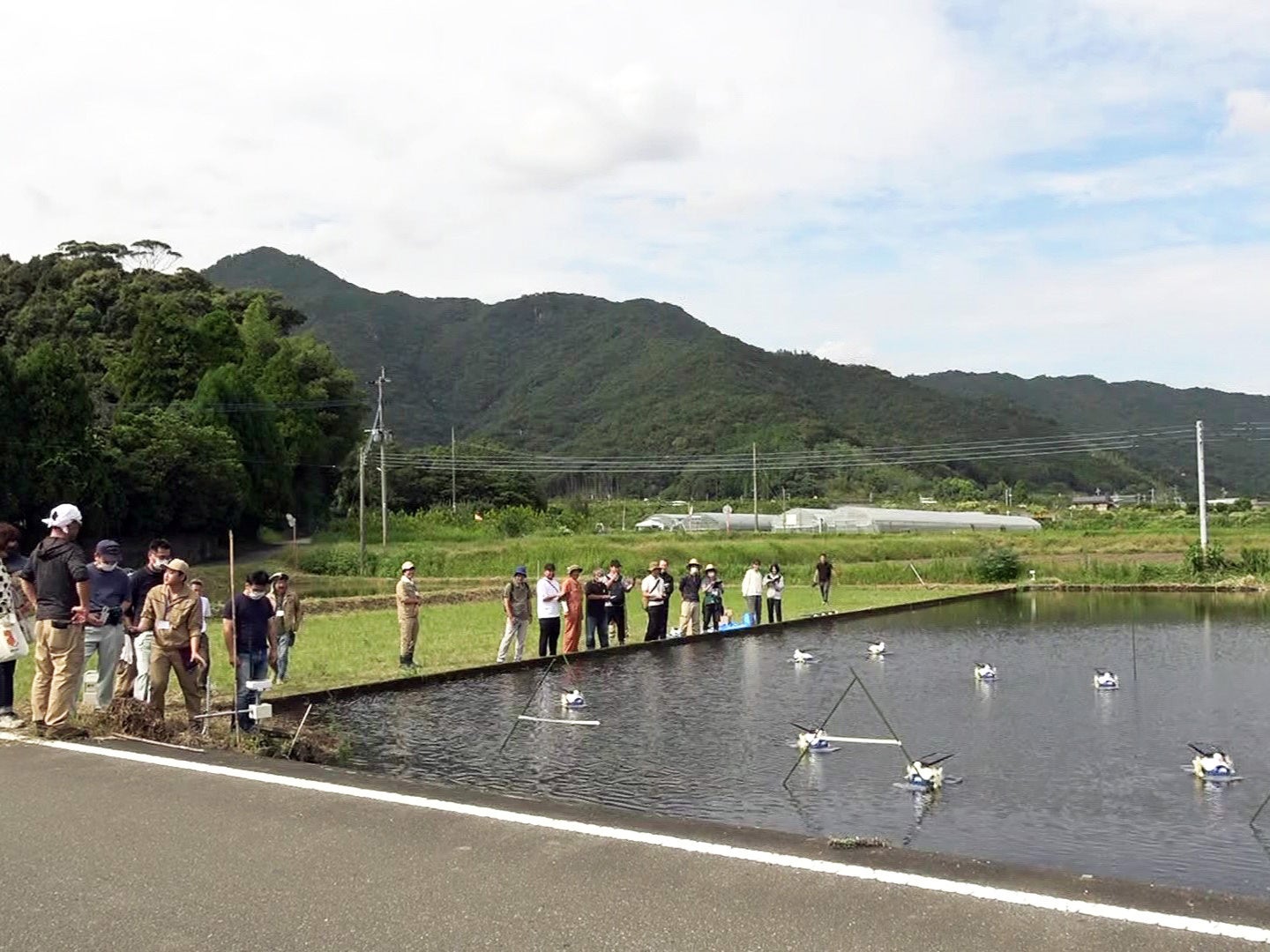 雑草防除ロボット（遠隔操縦型）の操縦体験　（2023年10月7日撮影）