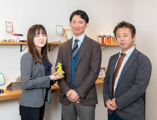 (中央)代表取締役社長 武井宏樹様  (右)経営管理部 情報チーム 課長 青草秀行様(左)マーケティング部 販促チーム 水島佐保様