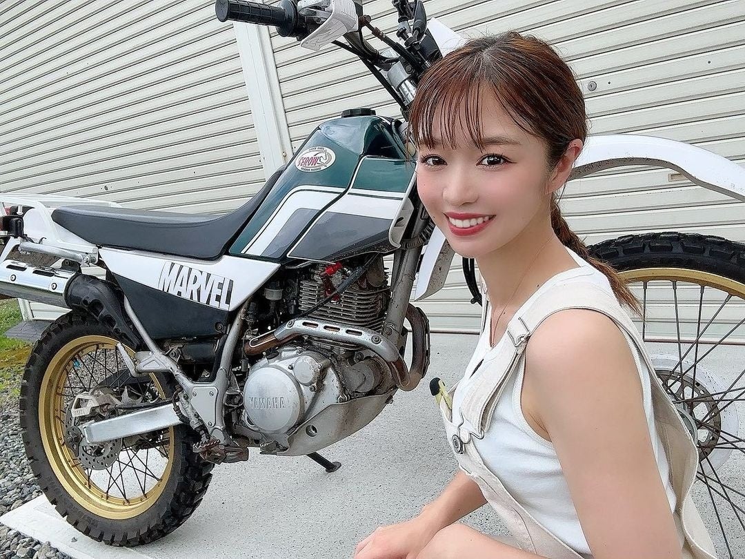 朝山すずのバックグラウンドと経歴