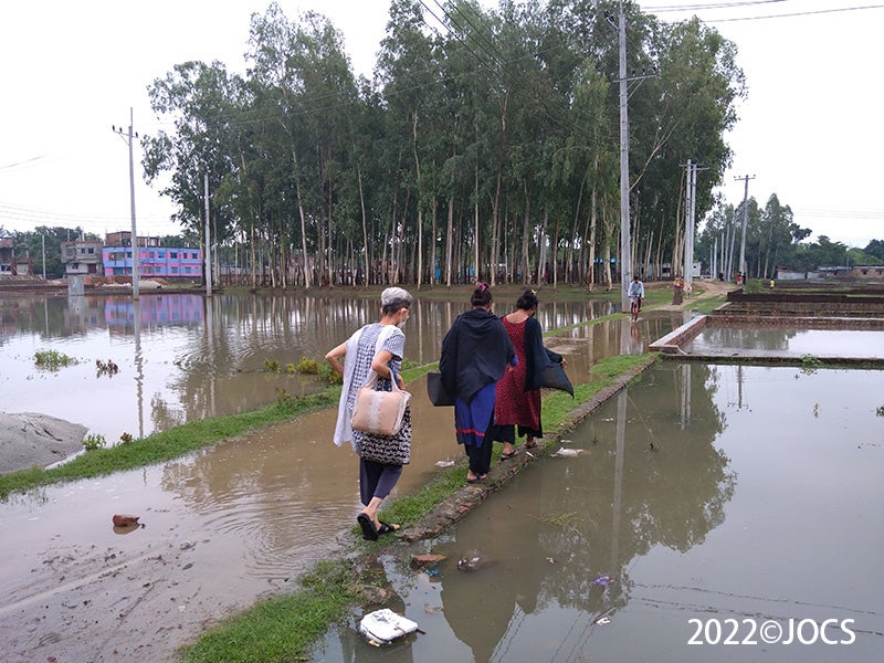 プロジェクト対象者を訪問する岩本看護師（最後尾）と現地スタッフ