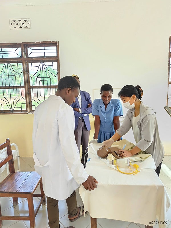 病院スタッフに新生児蘇生法を指導する雨宮助産師