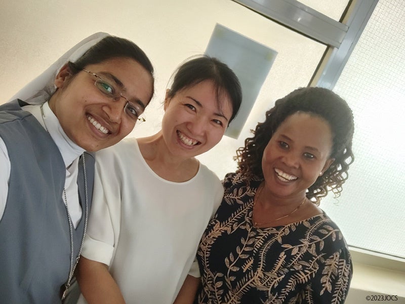 雨宮助産師（中央）。病院スタッフと。