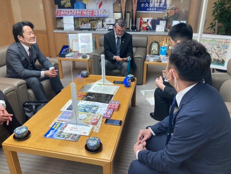 吉田市長に銀メダルを披露しました。