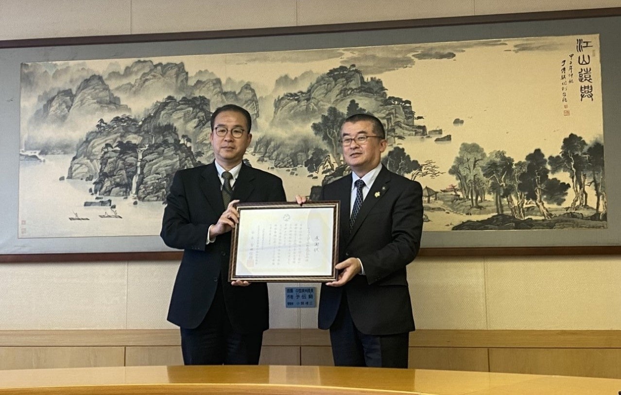 ※社会福祉法人本庄市社会福祉協議会 令和5年度感謝状贈呈式（2023.4.27） （左から）当社総務部部長 石貝、埼玉県本庄市 吉田 信解市長