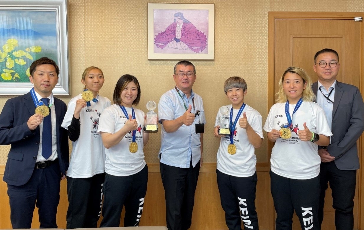 （写真左から）山本監督、酒井選手、中井選手、吉田市長、岩渕選手、川畑選手、当社総務部 部長 石貝
