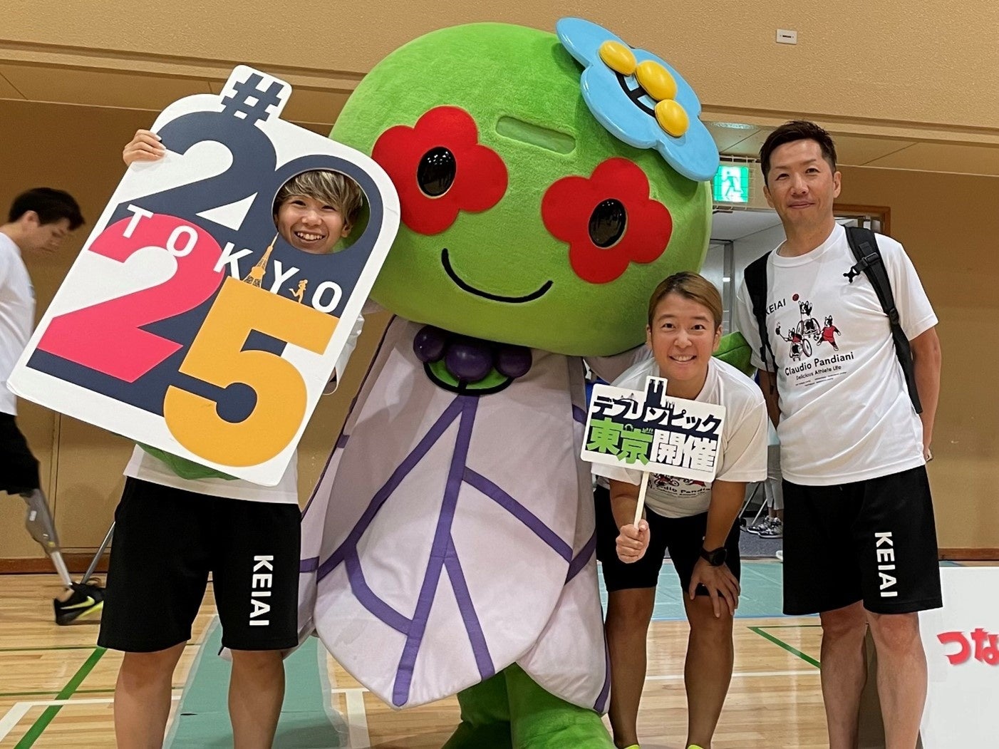 （写真左から）ケイアイチャレンジドアスリートチーム 岩渕選手・渋谷区PRキャラクター あいりっすん・川畑選手・山本監督