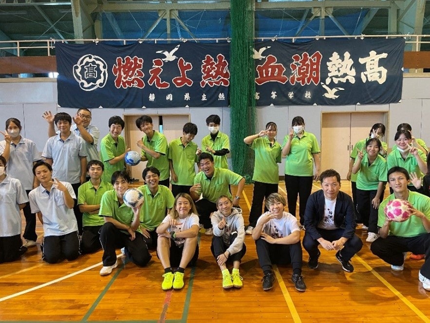 静岡県立熱海高等学校 福祉コースの生徒の皆さんと前列中央　左から川畑選手、酒井選手、岩渕選手、山本
