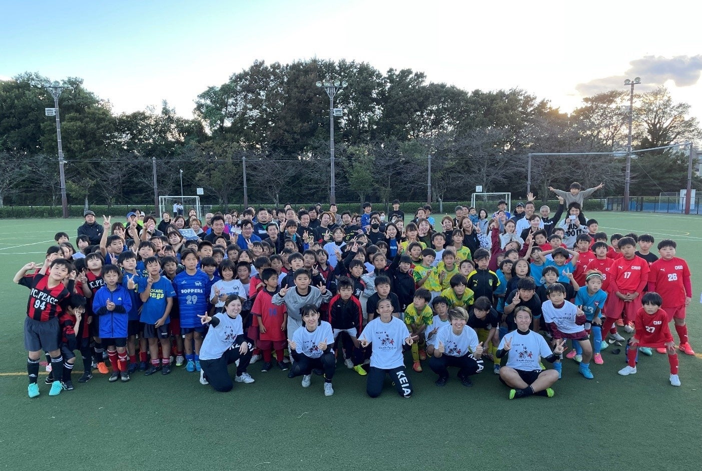 参加者の皆さんと前列中央 左から中井選手、JDFA所属 桐生選手、酒井選手、岩渕選手、川畑選手