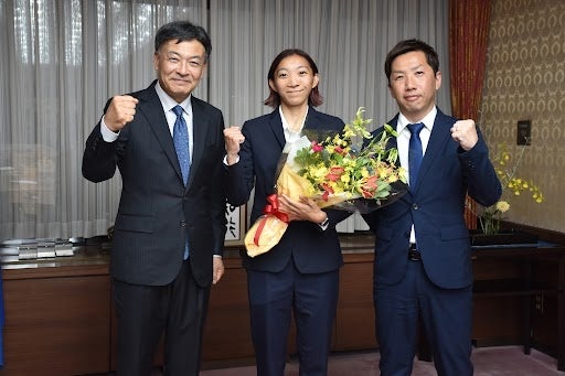 （写真左から）難波市長、酒井選手、山本監督
