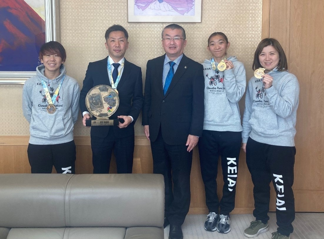 （写真左から）岩渕選手、山本監督、吉田市長、酒井選手、中井選手