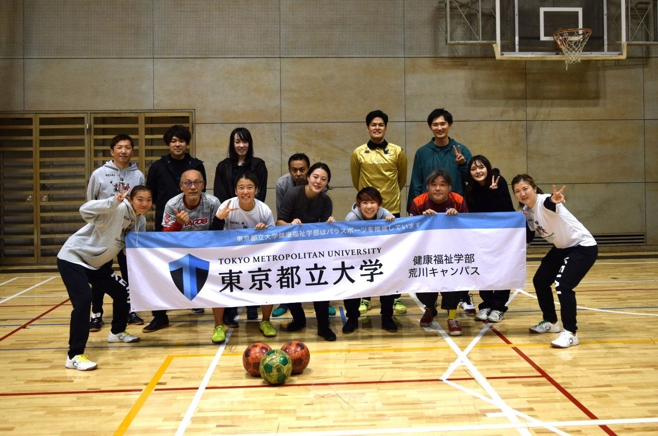 参加者のみなさんと左から酒井選手、山本監督、川畑選手、岩渕選手、中井選手