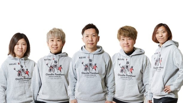 左から中井選手、岩渕選手、山本監督、川畑選手、酒井選手