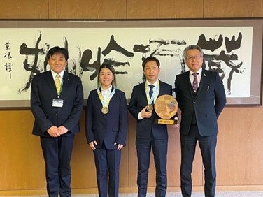 （写真左から）小野塚市長、川畑選手、ケイアイチャレンジドアスリートチーム山本、中島教育長