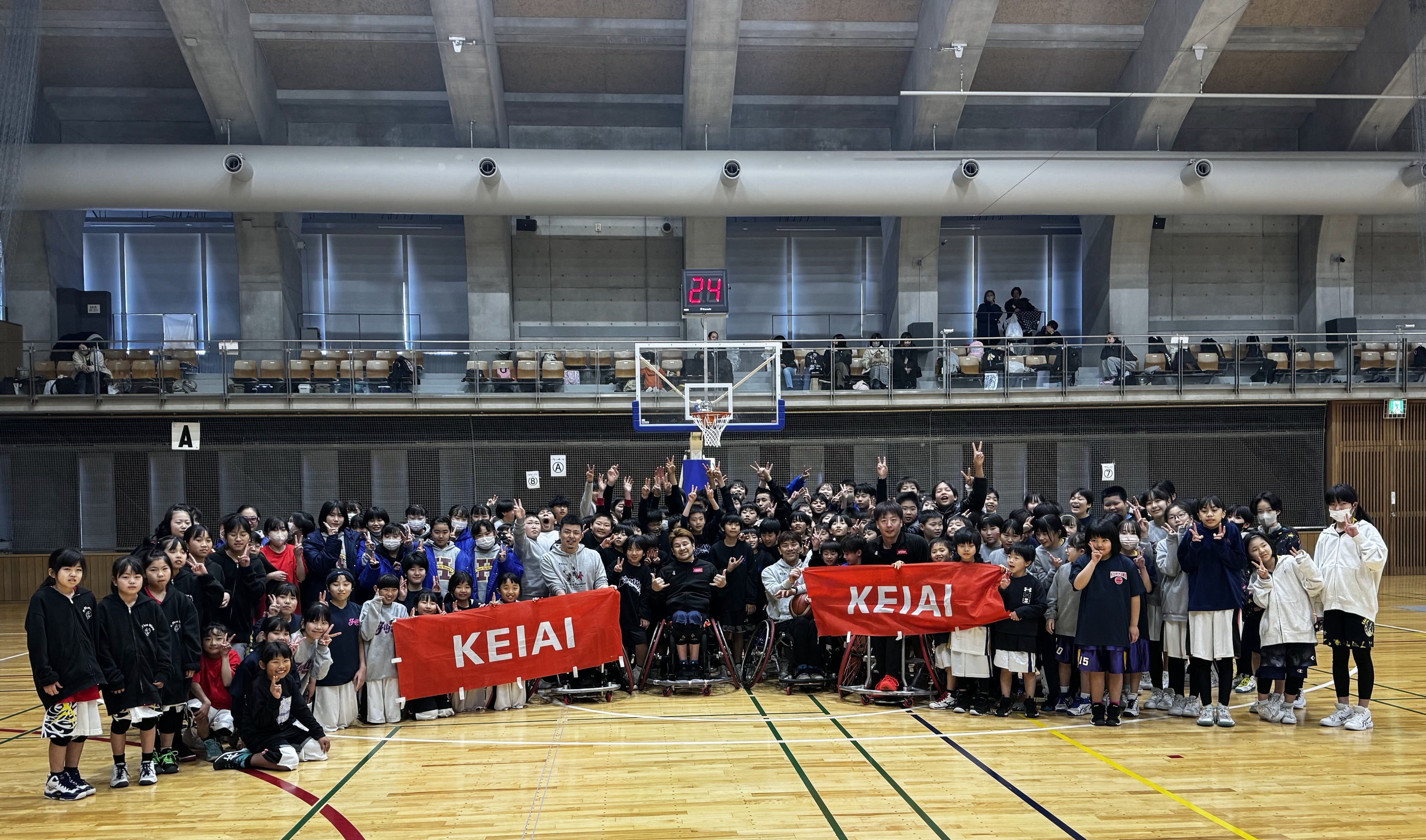 NO EXCUSE　山口徹朗選手（中央左）、ケイアイチャレンジドアスリートチームと参加者のみなさん