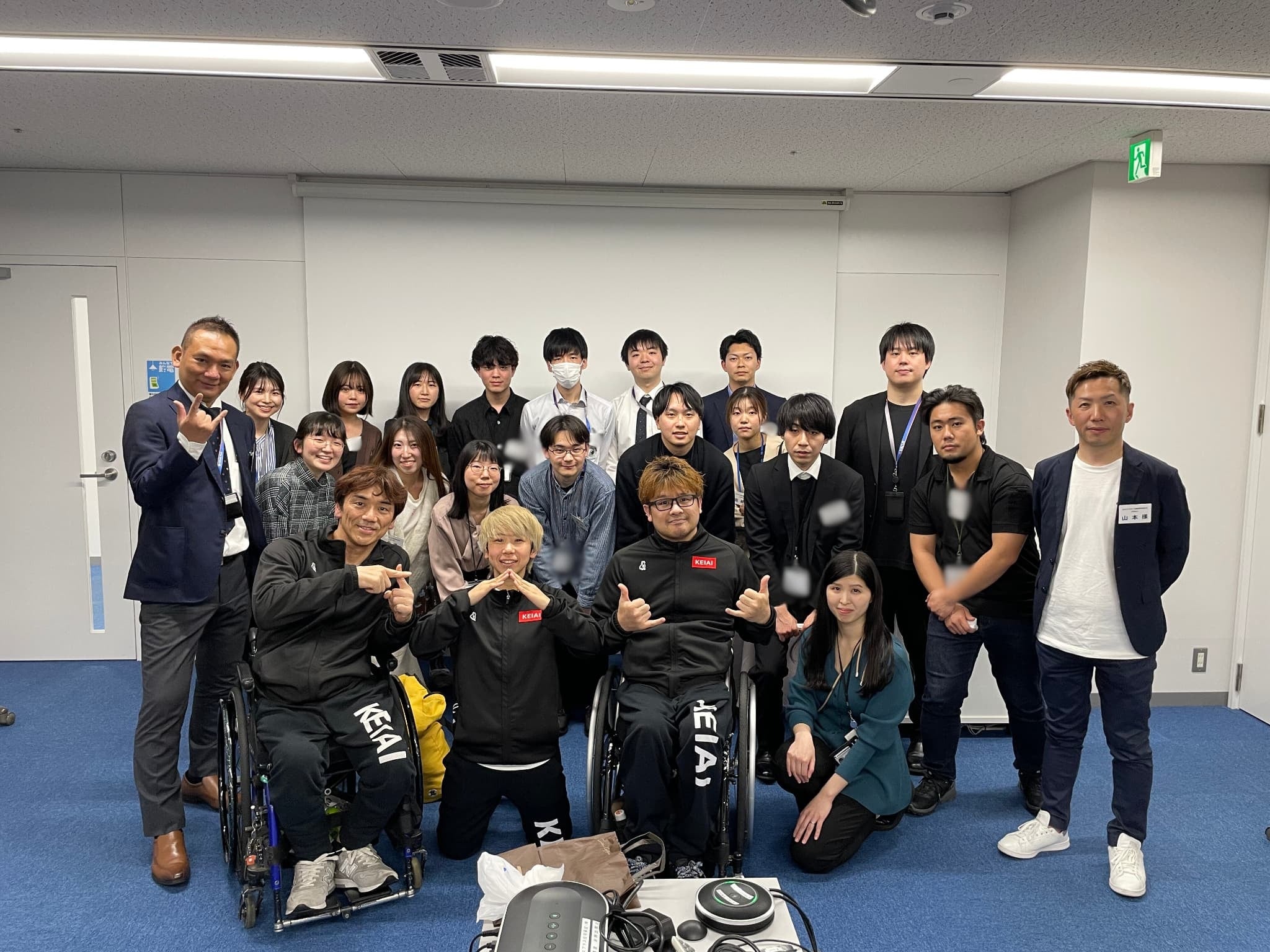 前列 左からハウスプラス住宅保証株式会社 代表取締役社長 鈴川様 チャレンジドアスリートチーム森選手、岩渕選手、大嶋選手、チームディレクターの山本と参加者のみなさん