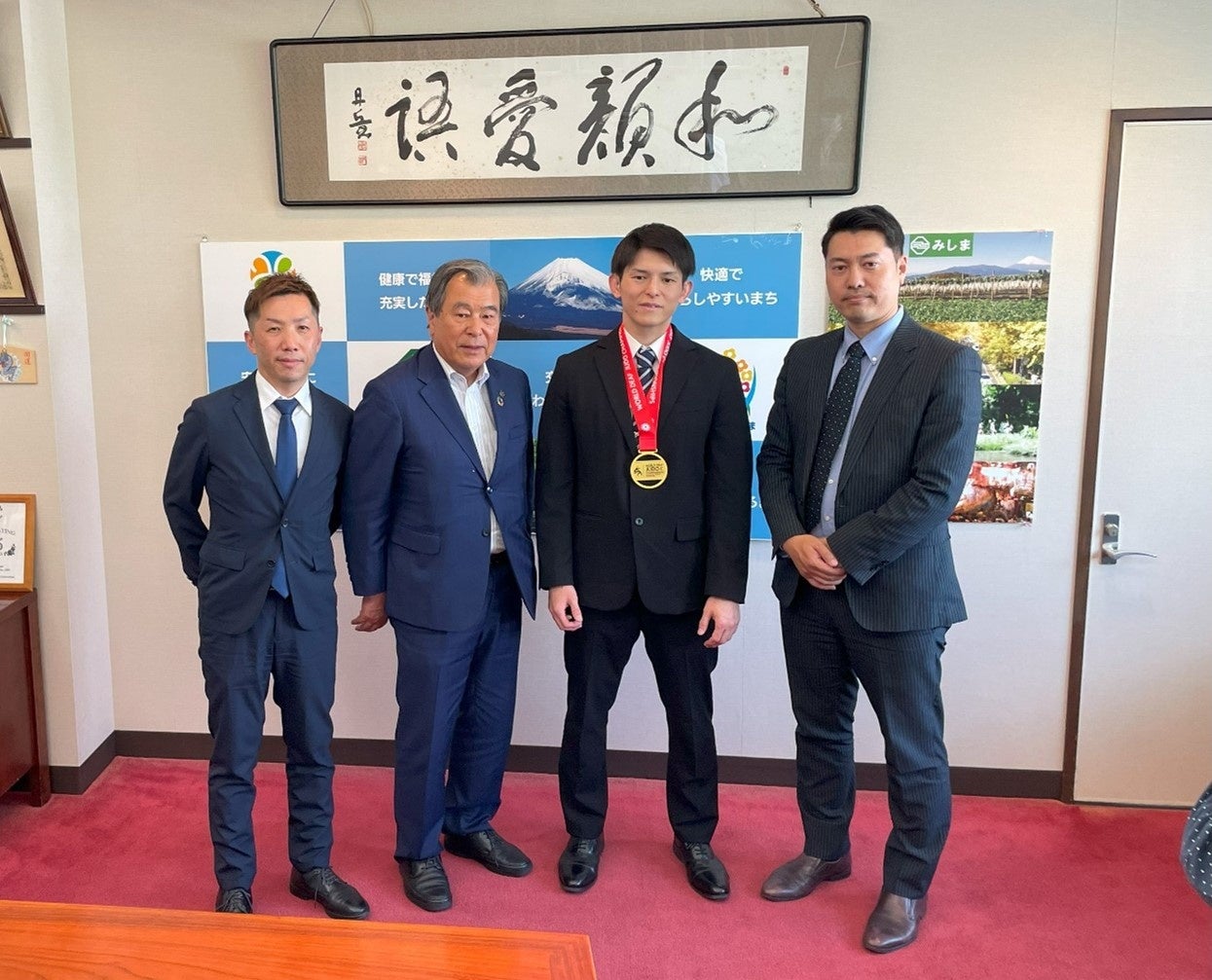 （写真左から）ケイアイチャレンジドアスリートチーム山本、豊岡市長、佐藤選手、当社人事部 部長 堀込