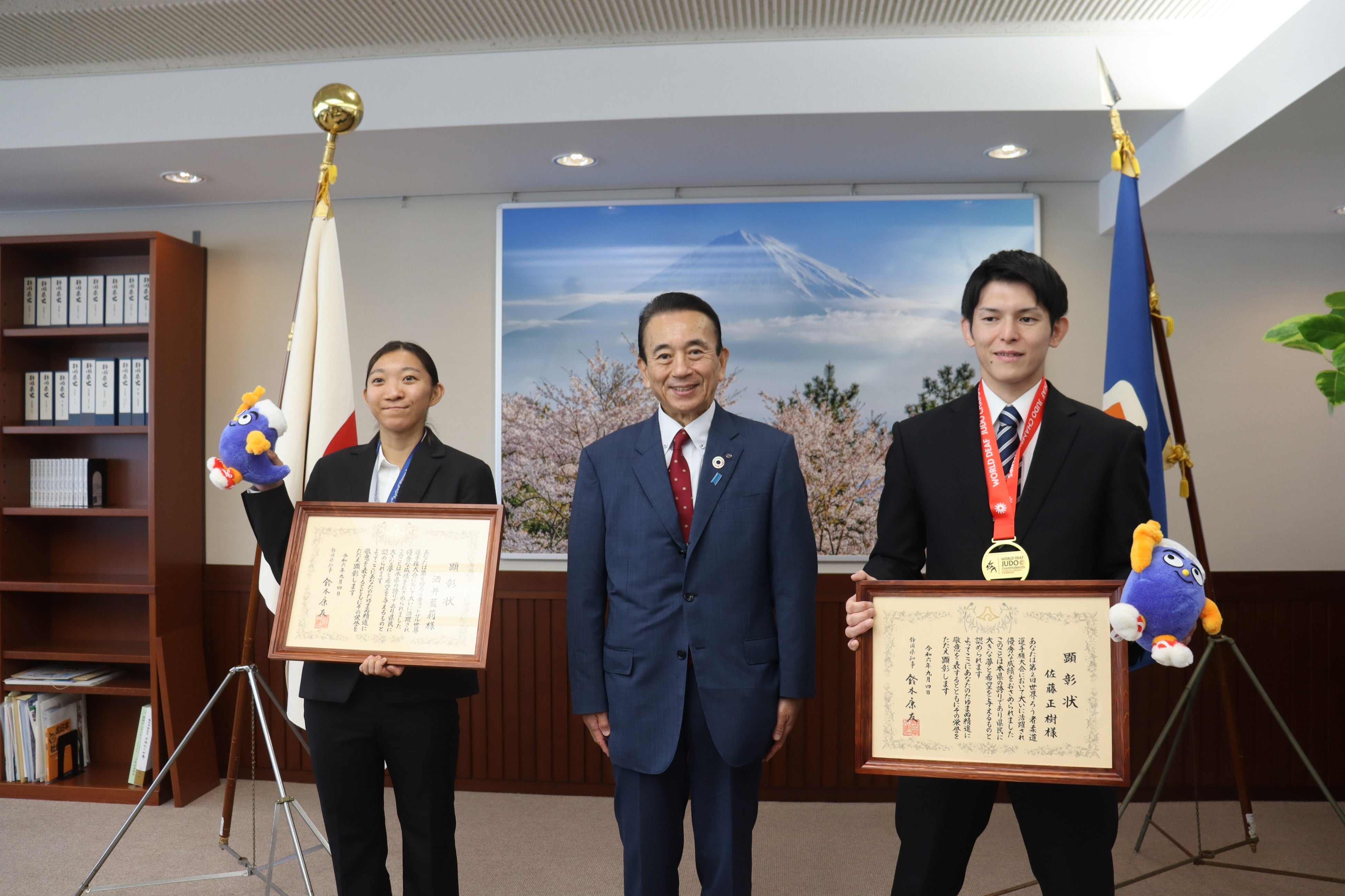 左からケイアイチャレンジドアスリートチーム酒井選手、鈴木康友知事、佐藤選手