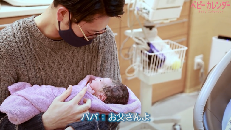 生まれたばかりの愛娘を初めて抱っこするパパ。「こんにちは、お父さんよ」