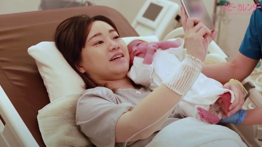 ▲ようやく会えた愛娘。立ち会えなかったパパにテレビ電話で報告。「頑張ったね」とパパの笑顔が迎えてくれます