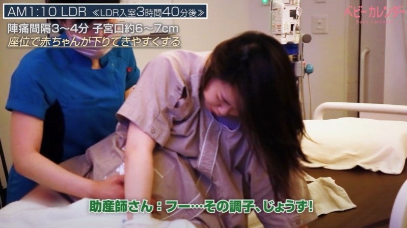 ▲助産師さんに腰をさすってもらい、呼吸を整えながら子宮口が全開大になるのを待ちます