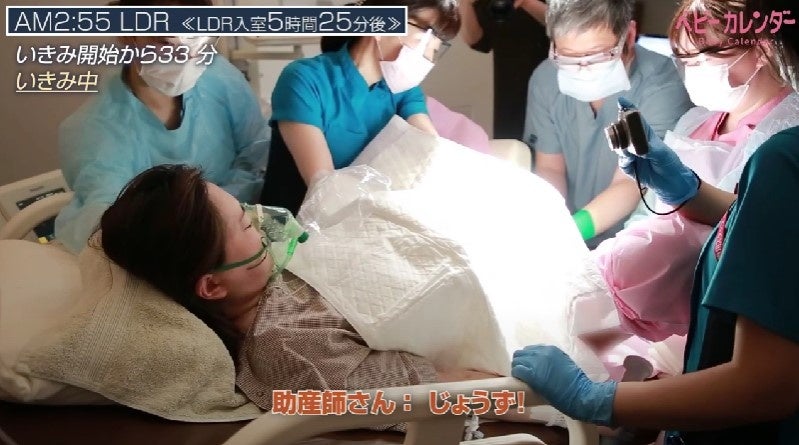 ▲本格的ないきみがスタート。助産師さんたちが声をかけながらお産が進んでいきます