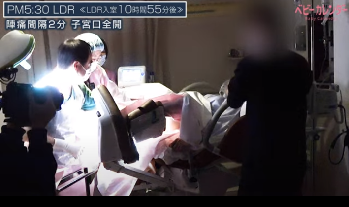 ▲本格的ないきみがスタート。パパが隣で見守るなか、助産師さんたちが声をかけながらお産が進んでいきます