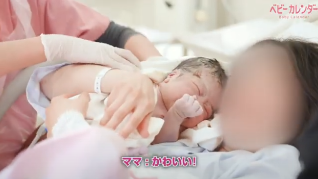 ▲入院から約11時間後、元気な男の子を出産。ママの第一声は「えーー！かわいい！」。愛おしいわが子を抱き寄せます