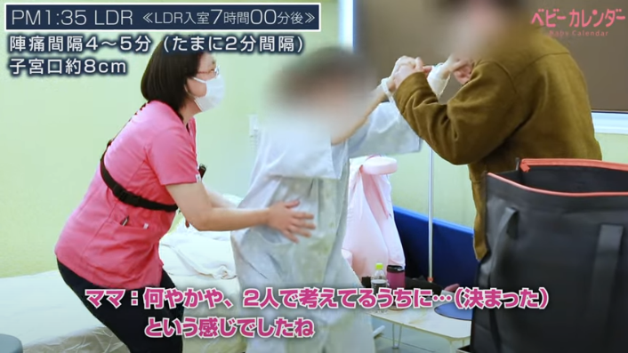 ▲お産を進めやすくするため、パパと一緒にスクワット。他にも足湯をしてリラックス効果を。緊張がほぐれたママは笑顔！