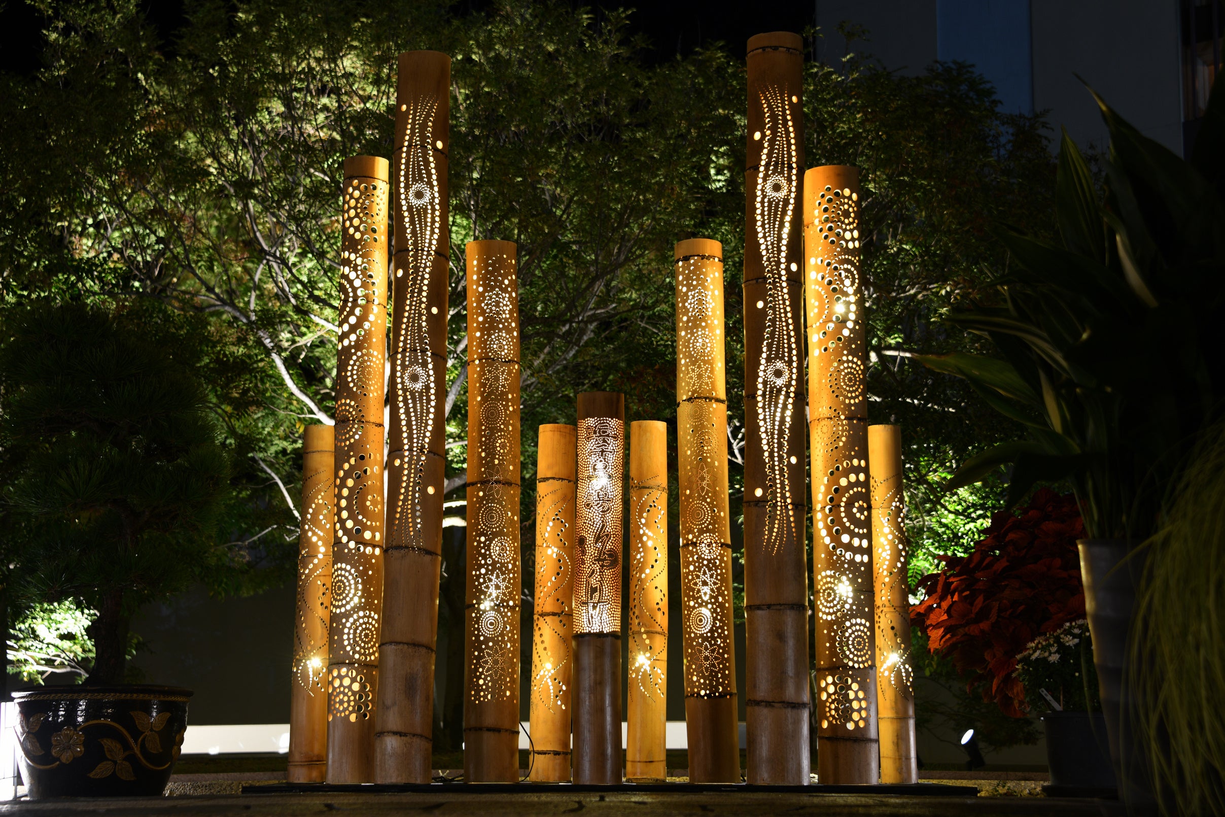 『浜千鳥の湯 海舟』に設置している竹あかり（アドベンチャーワールド提供）