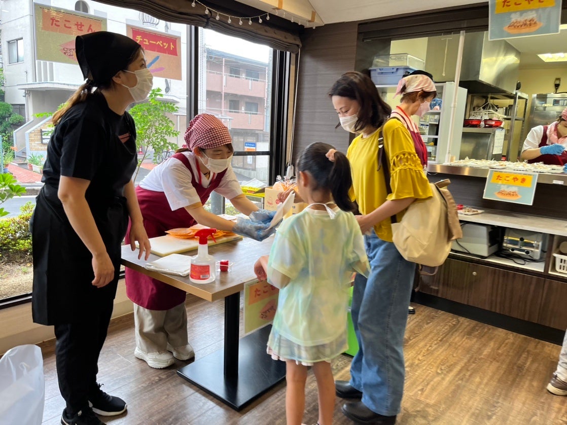 お食事提供の様子