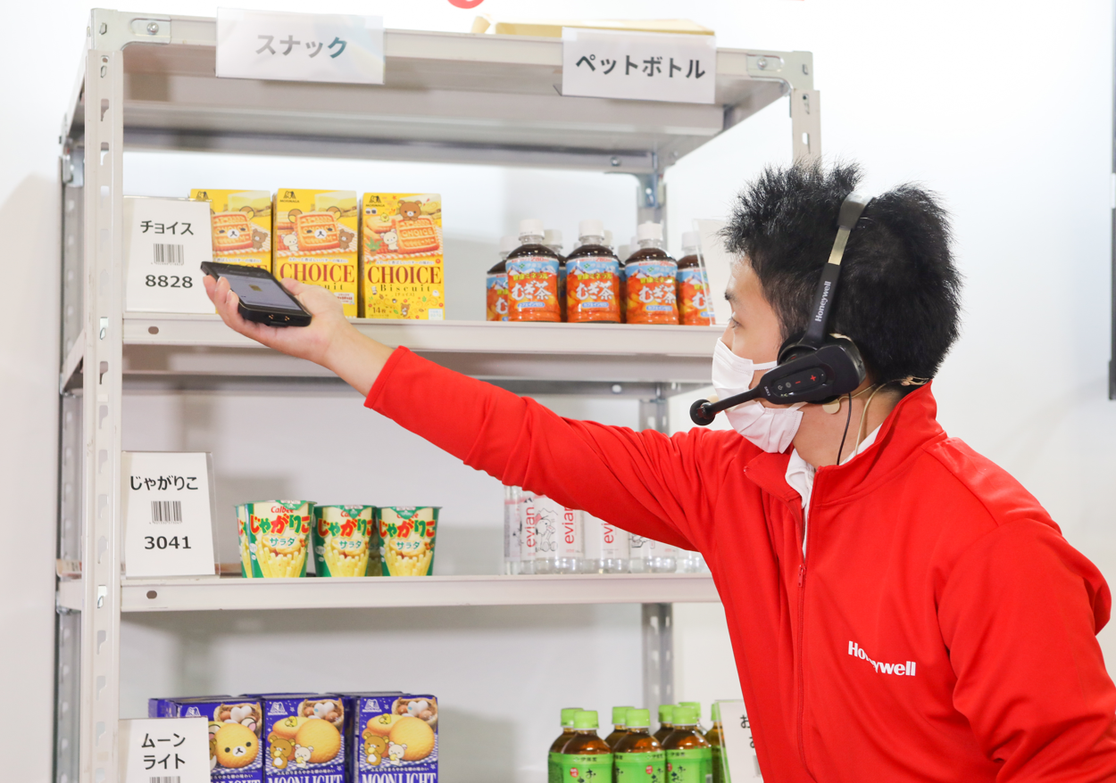 音声ピッキング・デモンストレーションの様子