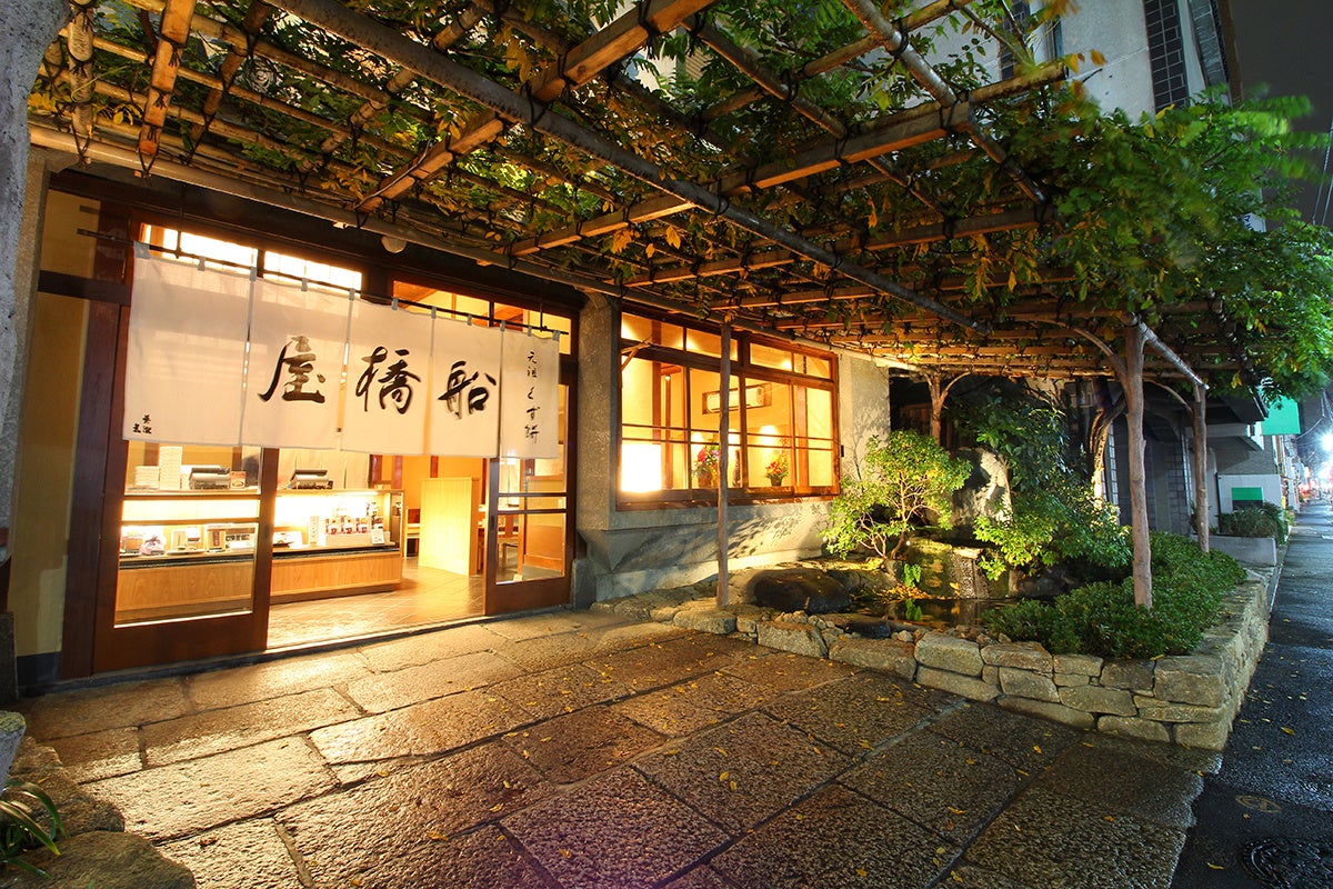 一度に2種類味わえる贅沢かき氷！「くず餅乳酸菌®入りかき氷