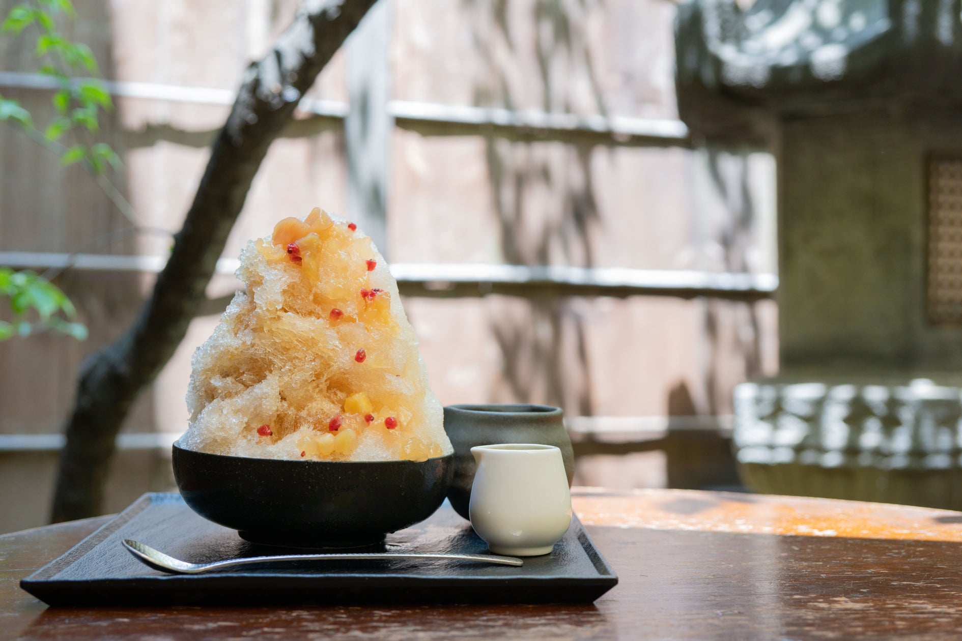 船橋屋、くず餅乳酸菌®入りかき氷「桃とほうじ茶」夏季限定で提供開始