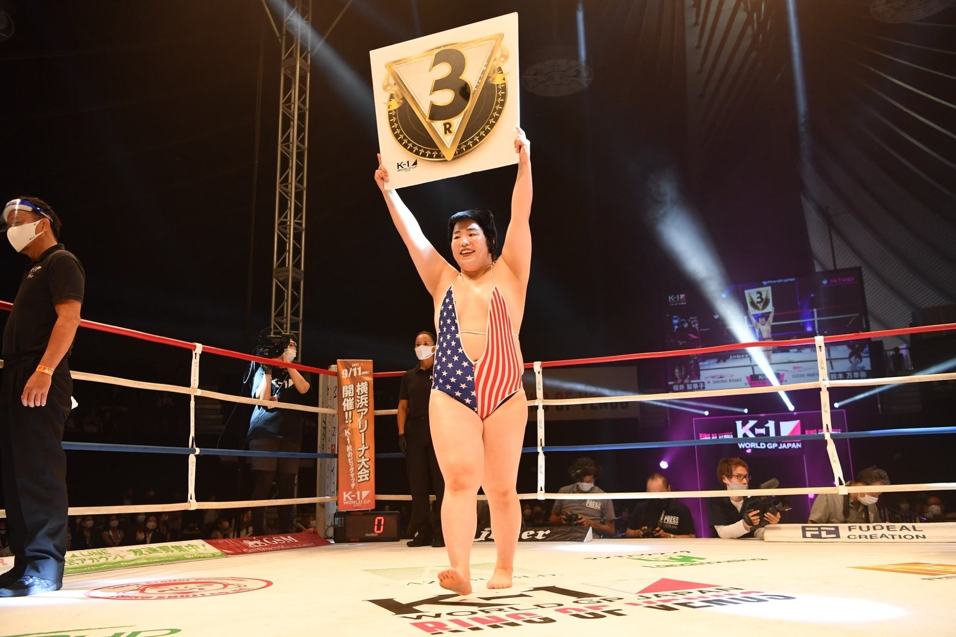 K 1初の女子大会で ゆりやんレトリィバァ さんがスペシャルラウンドガール史上 最も露出度の高い衣装で登場 K 1実行委員会のプレスリリース K 1初の女子大会で ゆりやんレトリィバァ さんがスペシャルラウンドガール史上 最も露出度の高い衣装で登場 K 1実行委員会のプレスリリース