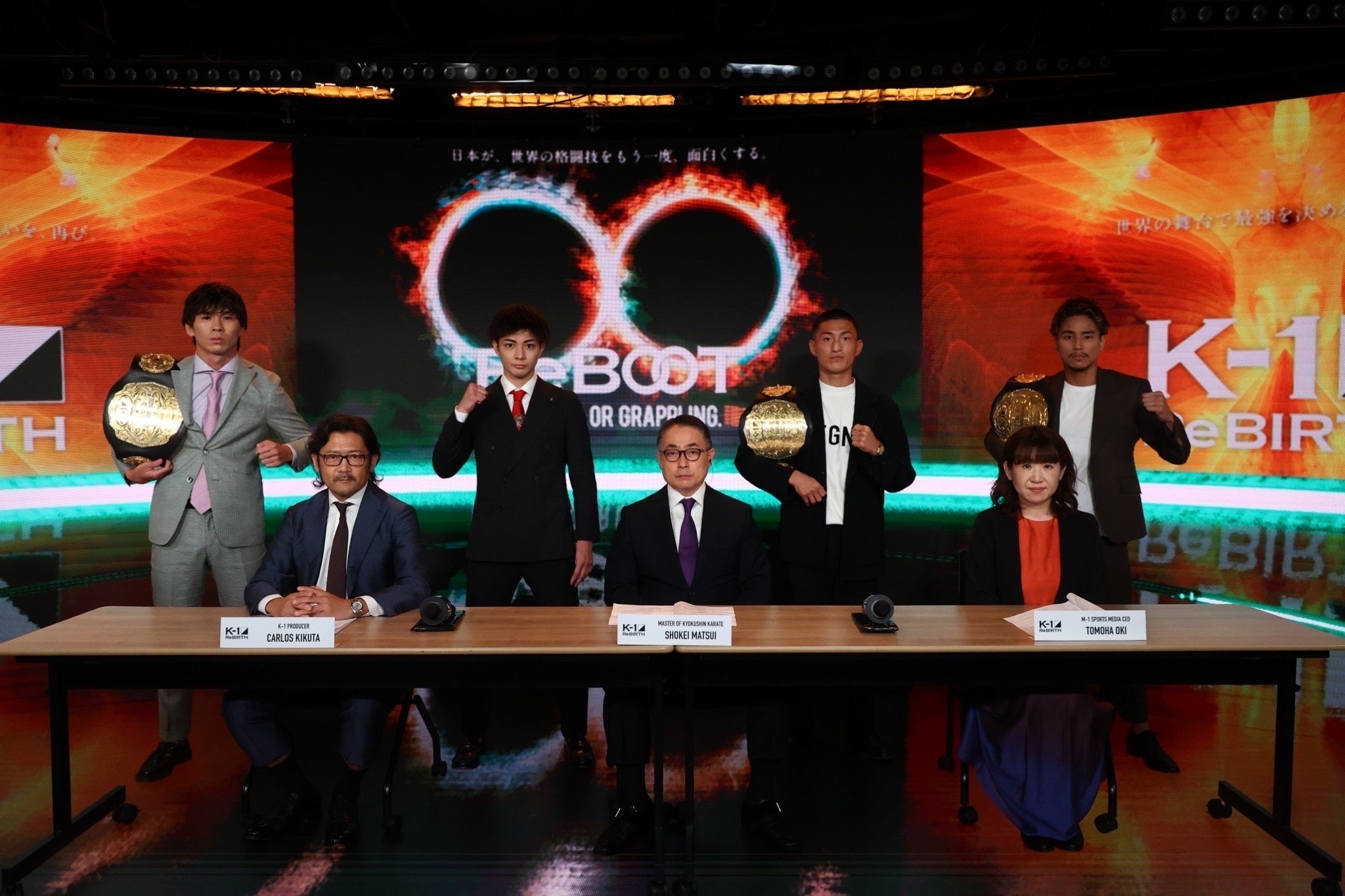 前列左からカルロス菊田K-1新プロデューサー、松井章奎館長、大木代表取締役、後列左からレオナペタス、玖村将史、黒田斗真、軍司泰斗