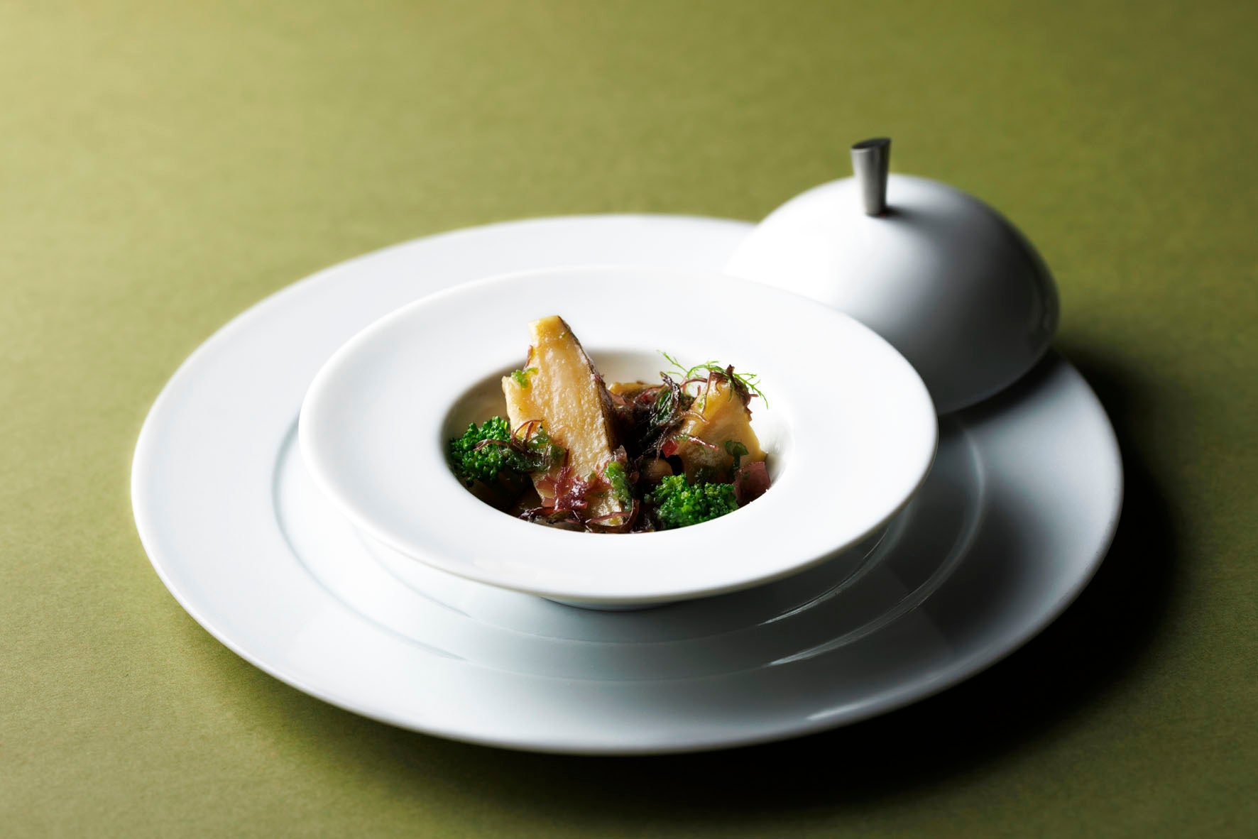 蒸し蝦夷鮑のエマンセ 海藻バターソテ 肝ソース