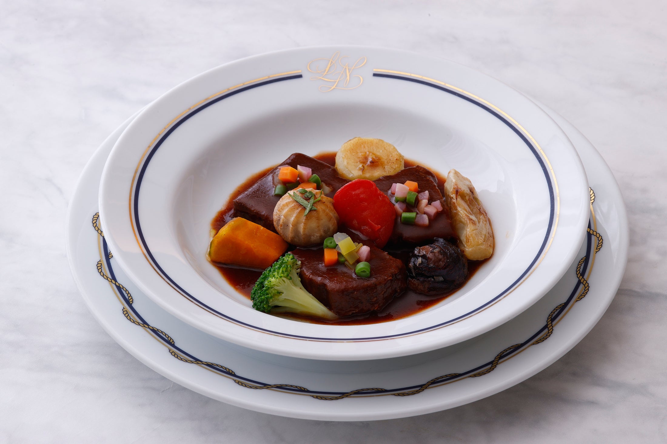 牛頬肉の赤ワイン煮込み マティニョン野菜を添えて