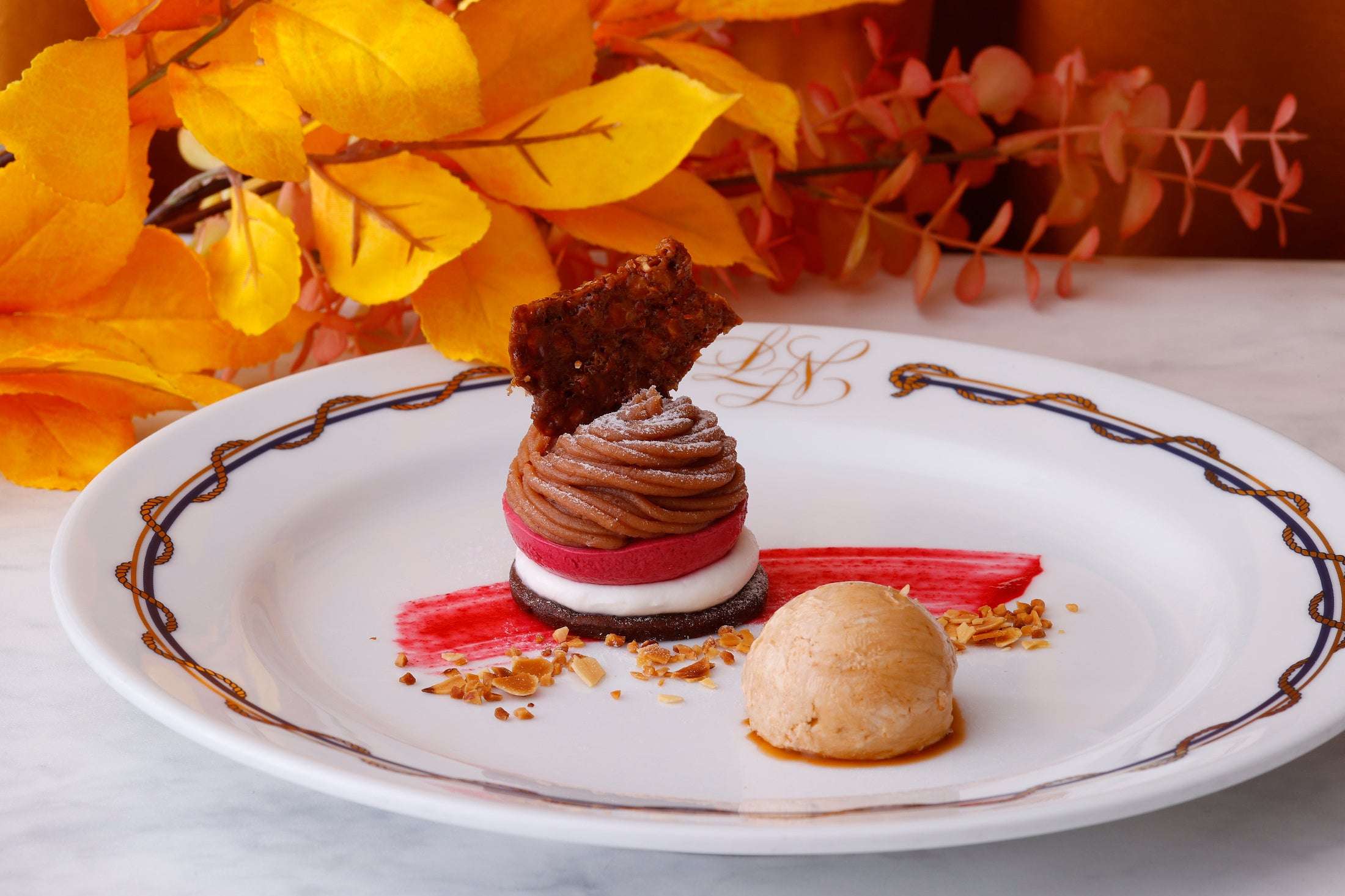 カシスモンブラン 紅茶アイス添え