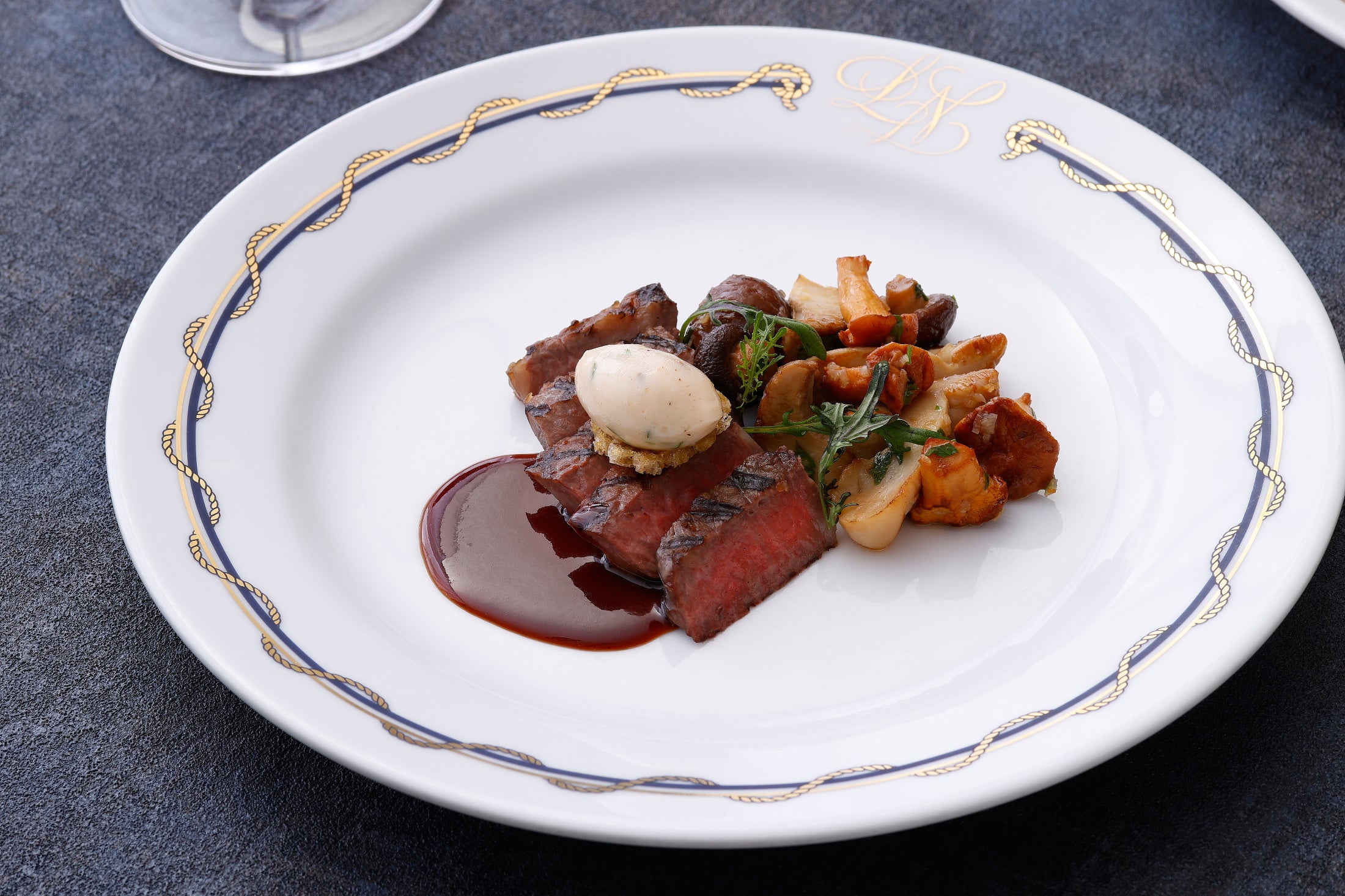 国産牛アントルコールのグリル 茸のフリカッセ ミラボーバター