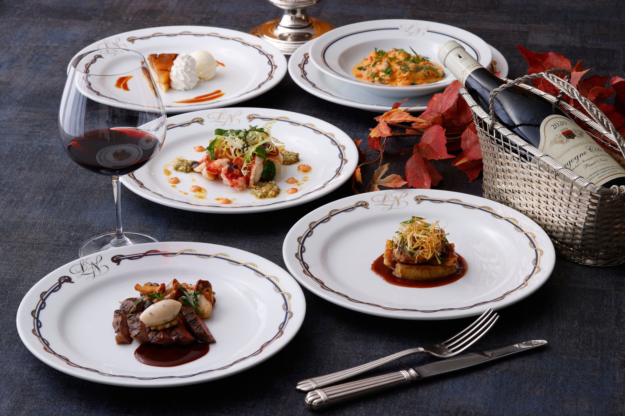 紅葉に染まる麗らかな景色とともに堪能するお食事のひととき「秋麗 旬を愉しむ料理と紅葉」（画像はディナー）