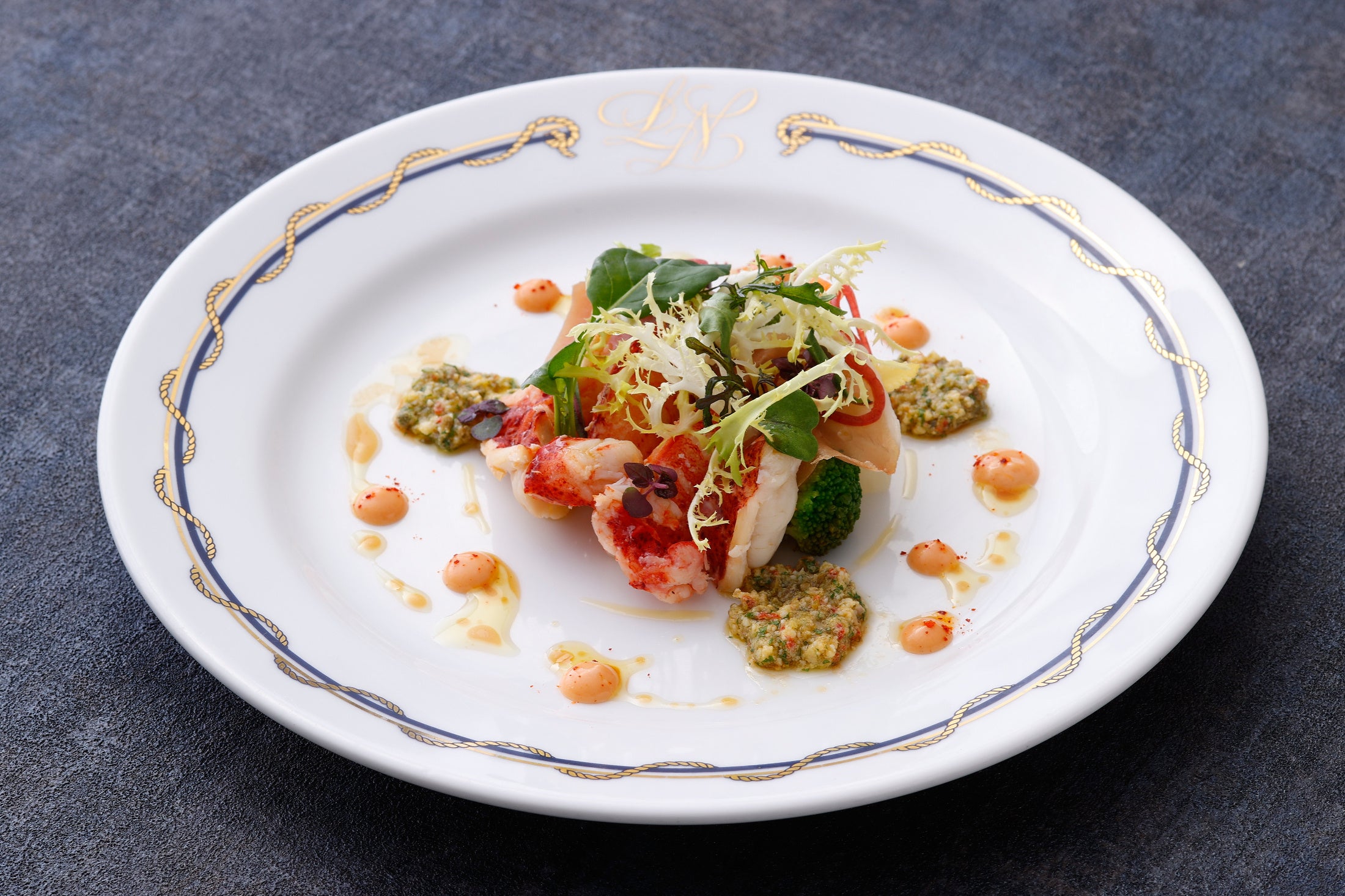 温かいオマールブルーとバイヨンヌ産生ハム バニェットソース