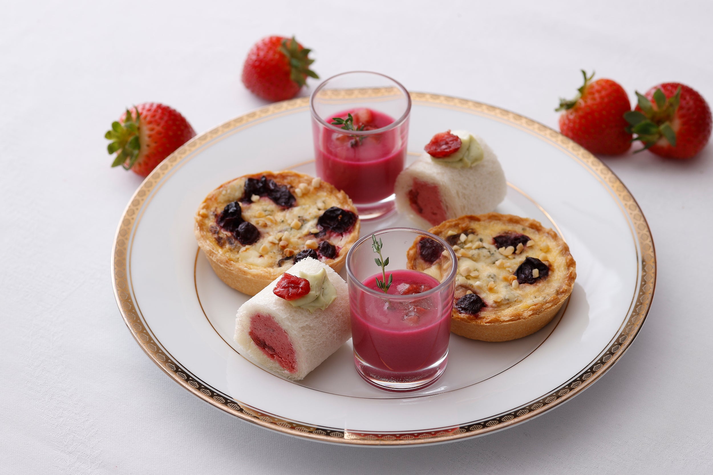 「苺のアフタヌーンティー」（セイボリー）